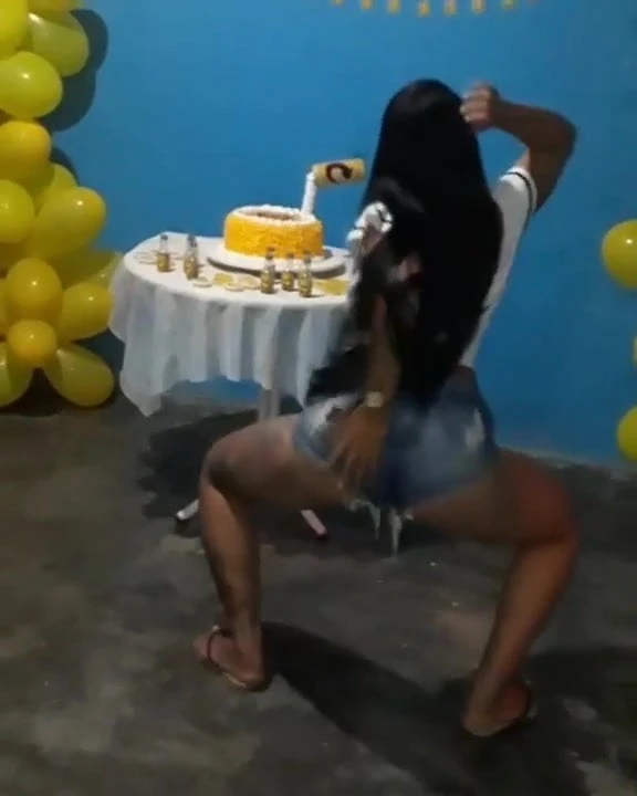 Putinha safada dancando de shortinho socado