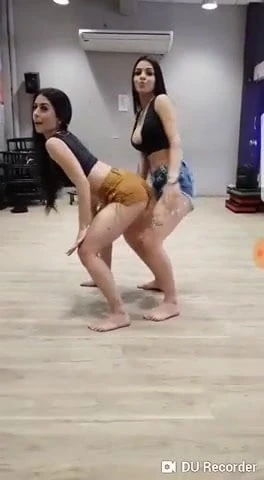 duas novinhas shortinho